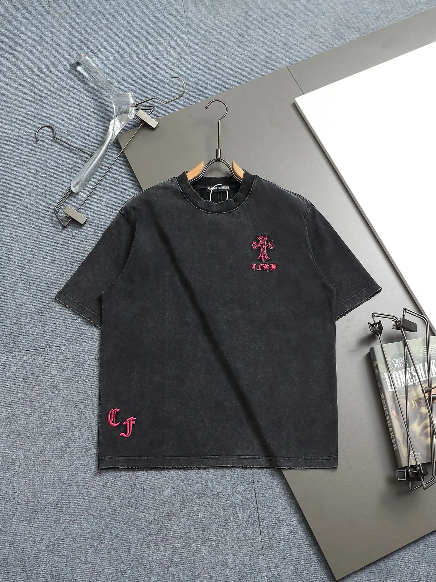 P210 𝗖𝗵𝗿𝗼𝗺𝗲 𝗛𝗲𝗮𝗿𝘁𝘀/Cro Heart 2025 Cross Patch Embroidery Summer New Original Single Counter American Acid Washed Distressed Laser Burnt Patch Embroidery Couple Casual Short Sleeve T-shirt 👑The highest version! Customized fabric 300g double yarn! American acid-washed and distressed original fabric laser burnt ✟appliqué embroidery and exquisite embroidery of letters! The best-selling model at the counter. It is very comfortable to wear. It is low-key yet luxurious. It is very classy when worn. The large size and tailoring are needless to say. The upper body is exquisite and vivid. 👍High-end first-class materials. A truly palace-level product. The cotton from Turkey is of outstanding quality. After heavy washing, the clothes are very soft! Not picky, the upper body is absolutely stylish and extremely luxurious. Auxiliary materials: The original model has been authenticated and labeled ➕100% silk washed with water label. Genuine purchase-grade original hangtag➕matching hanging rope➕3D hanging beads➕original packaging bag. Craftsmanship: The original version has consistent wiring! The highest version of the armhole matching technique! Countless times of pattern making to 100% restore the original appearance! The correct version is the same for men and women, super eye-catching, super good-looking, and super atmospheric! Color: White Black Size: S-XL